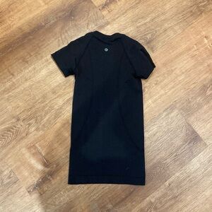 Size 0 black lululemon swiftly short sleeve shirt.